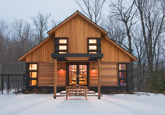 Идея дизайна: большой, трехэтажный, деревянный частный загородный дом в современном стиле с двускатной крышей и металлической крышей