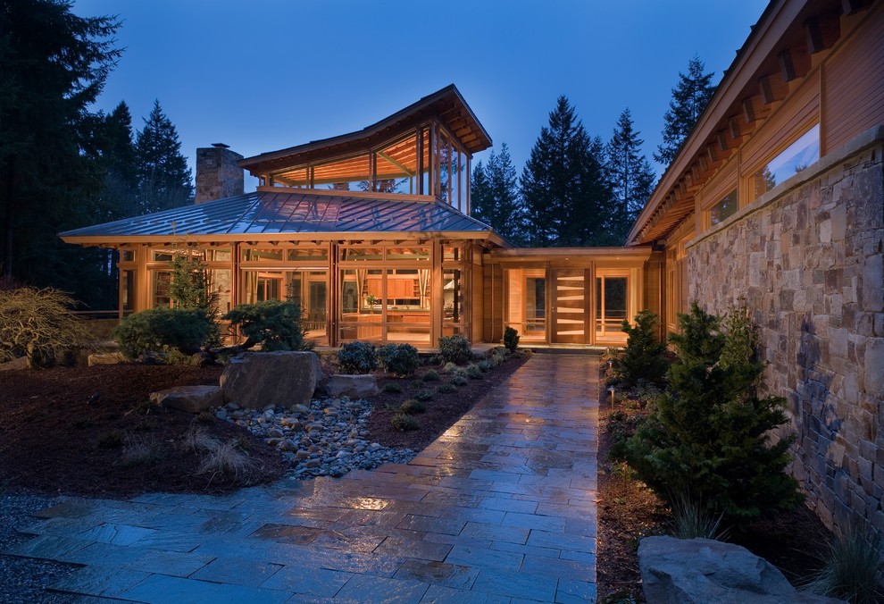 シアトルにあるコンテンポラリースタイルのおしゃれな家の外観 (石材サイディング) の写真