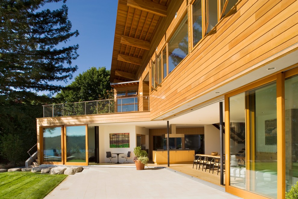 Exemple d'une façade de maison tendance en bois.