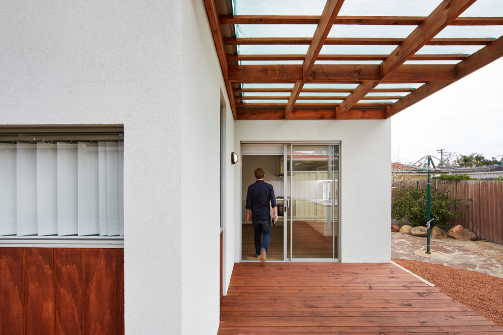 Стильный дизайн: одноэтажный, коричневый частный загородный дом среднего размера в современном стиле с облицовкой из бетона и плоской крышей - последний тренд