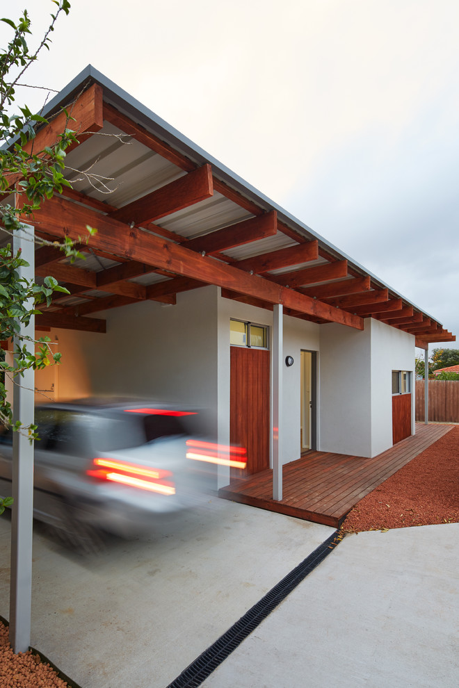 Свежая идея для дизайна: одноэтажный, коричневый частный загородный дом среднего размера в современном стиле с облицовкой из бетона и плоской крышей - отличное фото интерьера