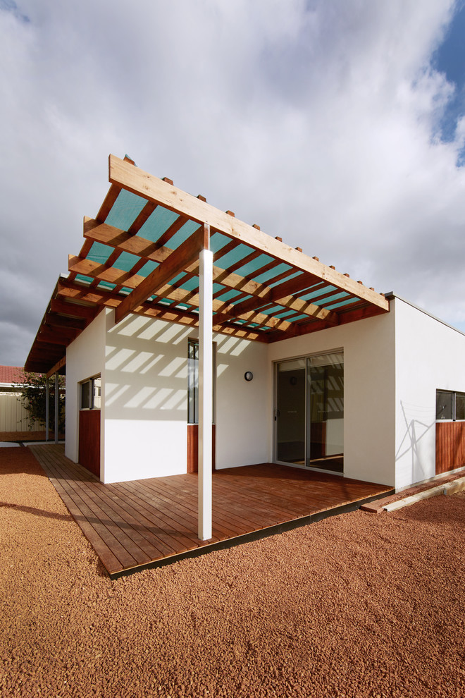 Источник вдохновения для домашнего уюта: одноэтажный, коричневый частный загородный дом среднего размера в современном стиле с облицовкой из бетона и плоской крышей