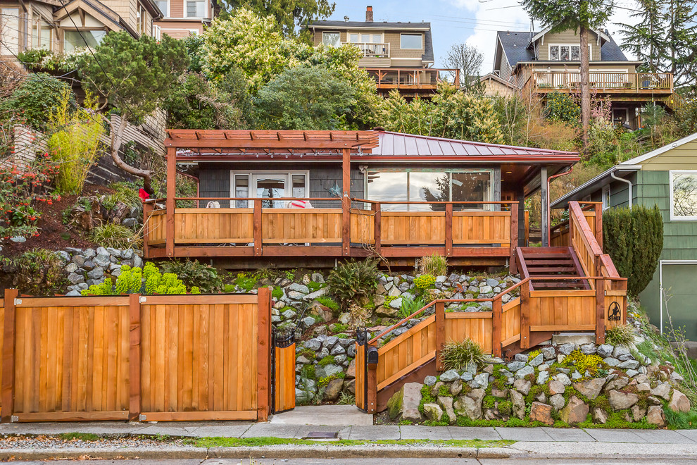 Small beach style bungalow house exterior in Seattle.