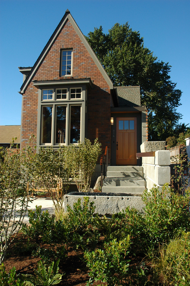 Esempio della facciata di una casa piccola marrone contemporanea a due piani con rivestimento in mattoni