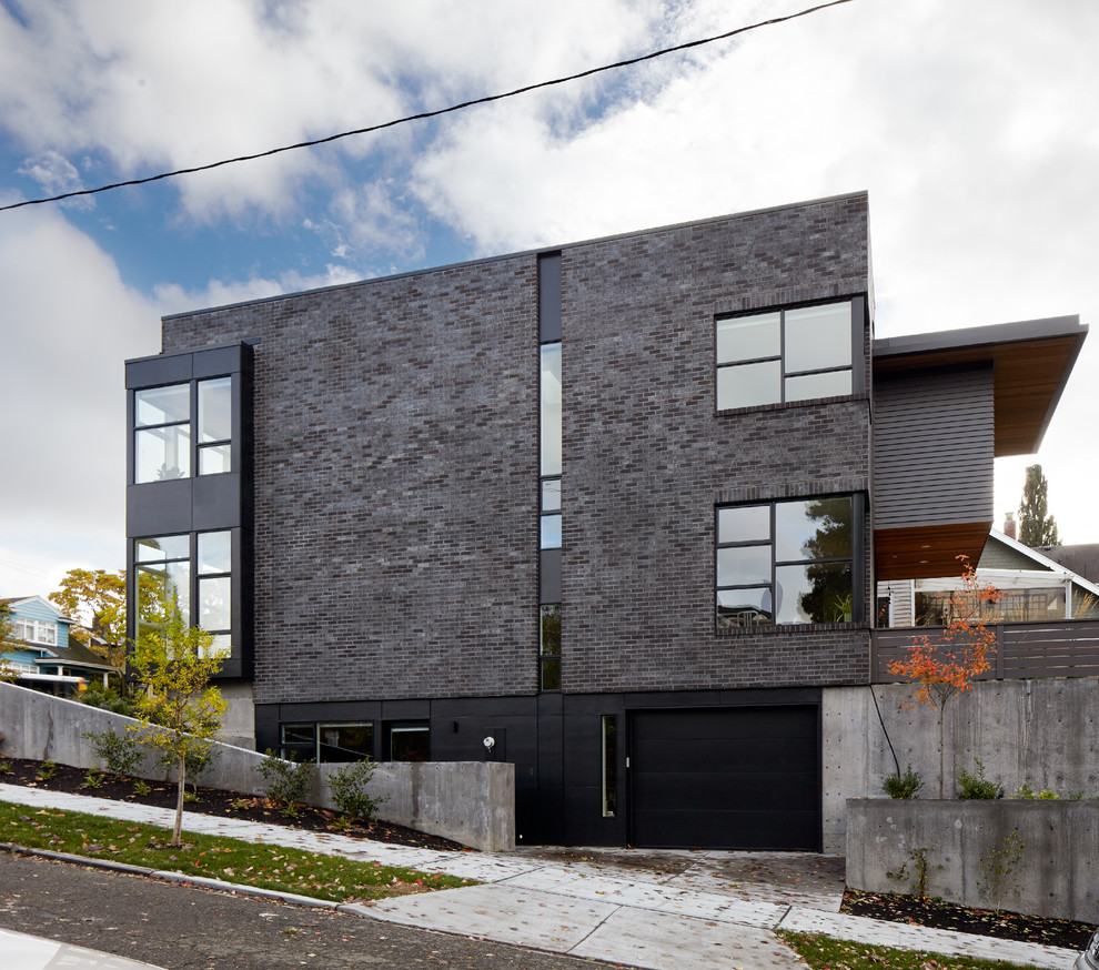Идея дизайна: маленький, трехэтажный, кирпичный, черный частный загородный дом в стиле модернизм с плоской крышей для на участке и в саду