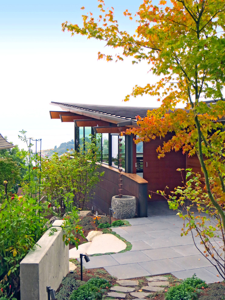 Zweistöckiges Modernes Haus mit Metallfassade in Seattle