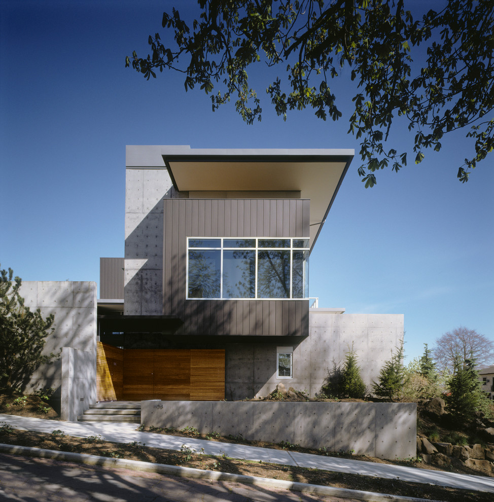 Ispirazione per la facciata di una casa contemporanea a due piani con rivestimenti misti