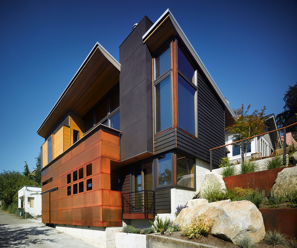Diseño de fachada gris minimalista de tamaño medio de dos plantas con revestimiento de metal