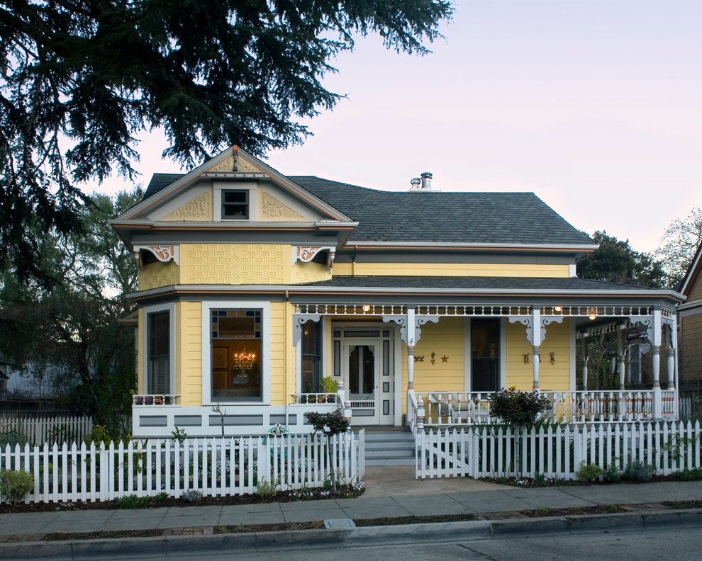Foto della facciata di una casa gialla vittoriana