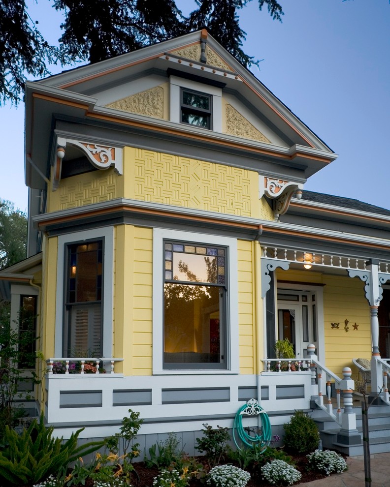 Klassisches Haus mit gelber Fassadenfarbe in San Francisco