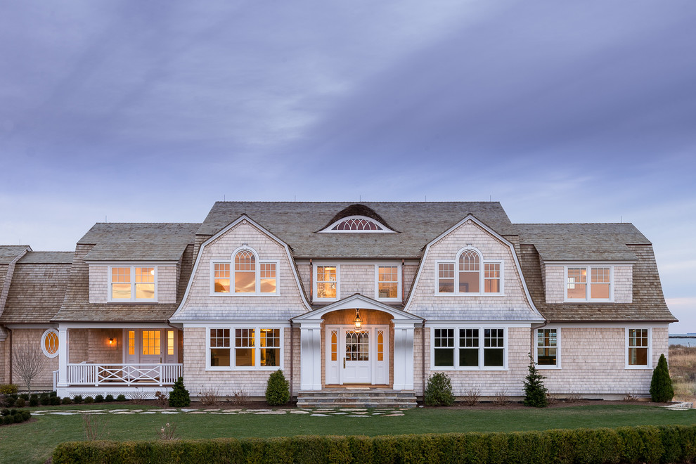 Foto de fachada de casa beige costera extra grande de dos plantas con revestimiento de madera, tejado a doble faldón y tejado de teja de madera