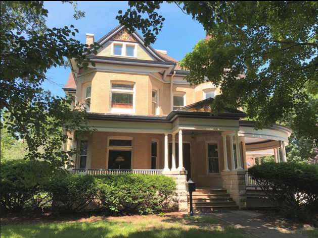 Geräumiges, Dreistöckiges Klassisches Einfamilienhaus mit Putzfassade, gelber Fassadenfarbe, Satteldach und Schindeldach in St. Louis