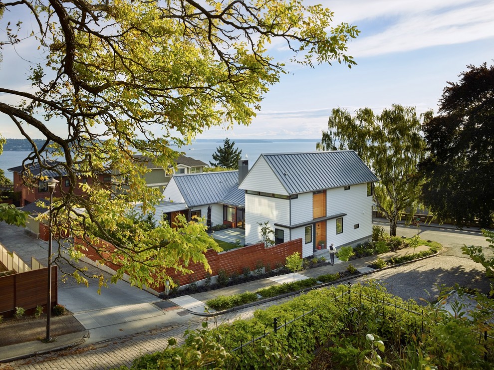 Mittelgroße, Zweistöckige Moderne Holzfassade Haus mit weißer Fassadenfarbe in Seattle