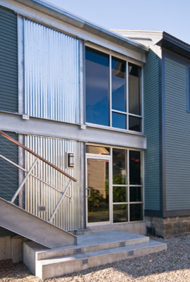 Foto de fachada de casa gris contemporánea grande de dos plantas con revestimientos combinados y tejado plano