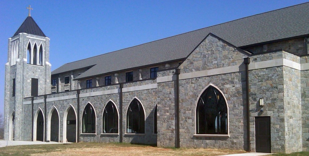Geräumiges, Zweistöckiges Stilmix Haus mit Steinfassade und grauer Fassadenfarbe in Sonstige