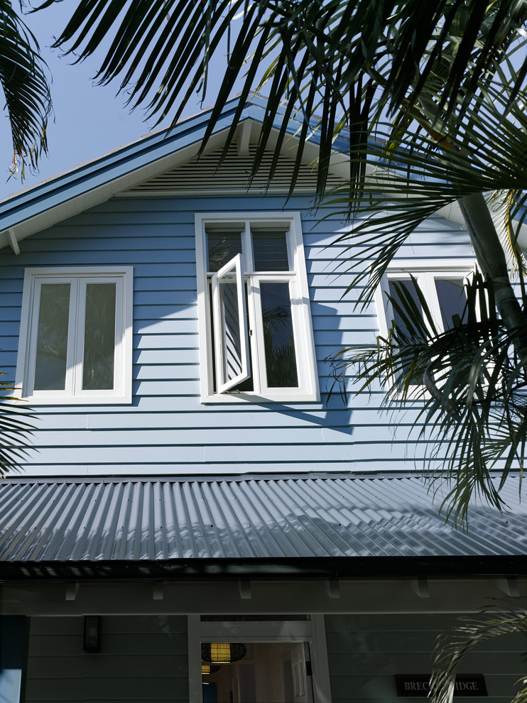 Свежая идея для дизайна: двухэтажный, деревянный, синий дом среднего размера в морском стиле - отличное фото интерьера