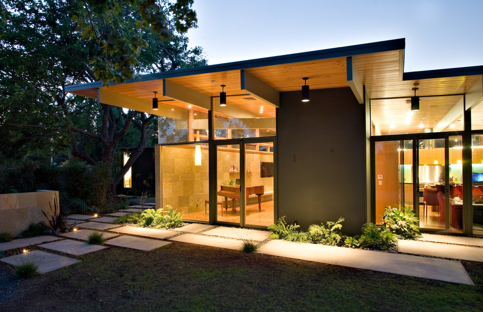 На фото: одноэтажный, деревянный, коричневый дом среднего размера в стиле ретро с плоской крышей с