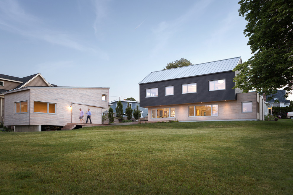 Cette image montre une façade de maison marron design en bois de taille moyenne et à un étage.