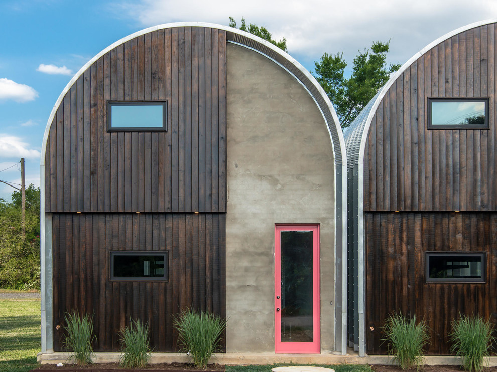 Idee per la facciata di una casa piccola industriale a due piani con rivestimento in metallo e copertura in metallo o lamiera