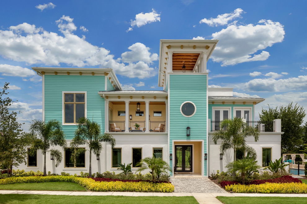Diseño de fachada de casa multicolor costera de dos plantas con revestimientos combinados y tejado a cuatro aguas