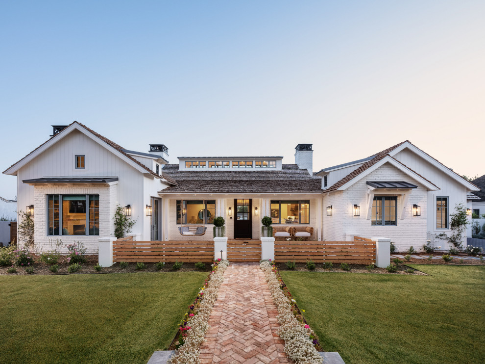 Mittelgroßes, Einstöckiges Landhausstil Einfamilienhaus mit Mix-Fassade, weißer Fassadenfarbe, Satteldach und Misch-Dachdeckung in Phoenix