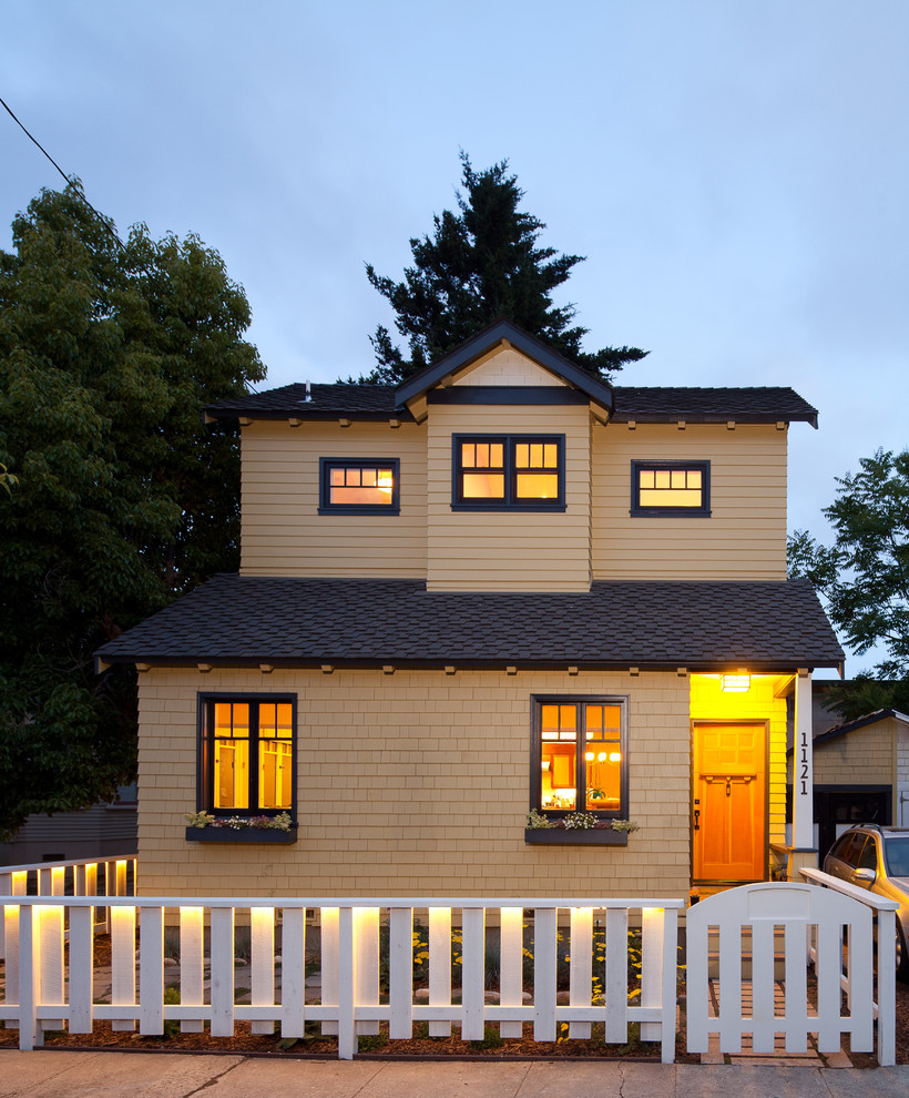 Ispirazione per la facciata di una casa piccola beige classica a due piani