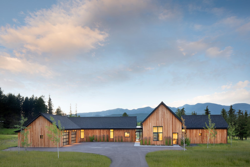 Inspiration pour une grande façade de maison marron nordique en bois de plain-pied avec un toit à deux pans et un toit en shingle.
