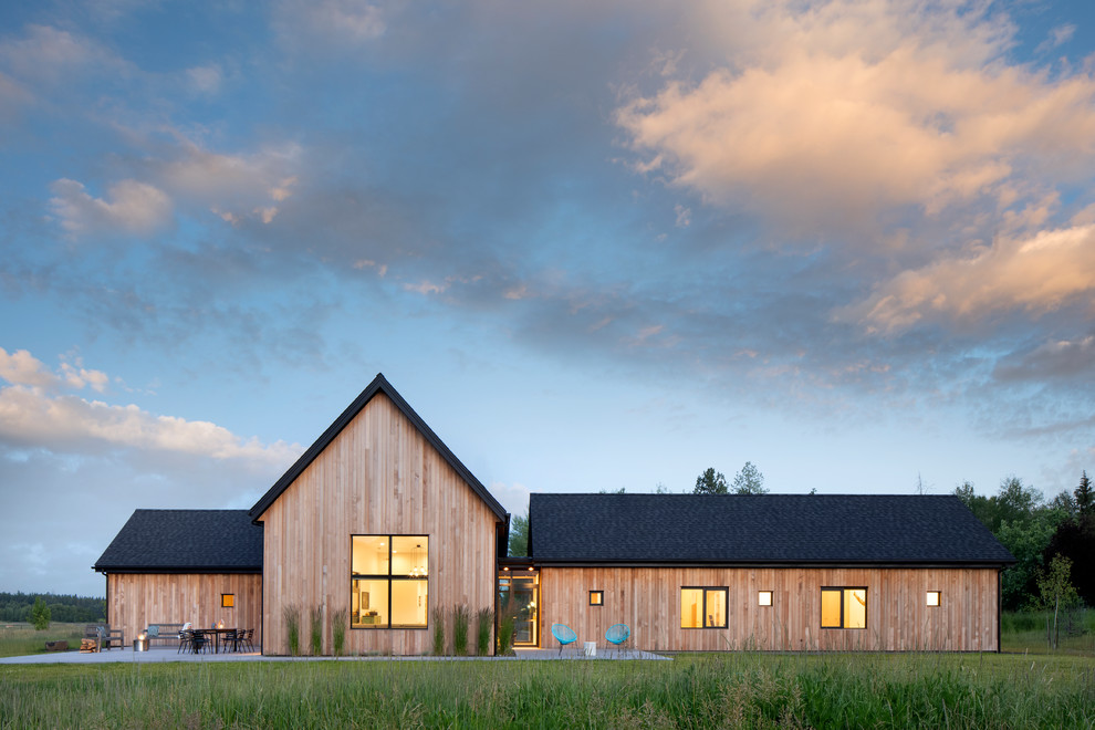 Foto de fachada de casa marrón escandinava grande de una planta con revestimiento de madera, tejado a dos aguas y tejado de teja de madera