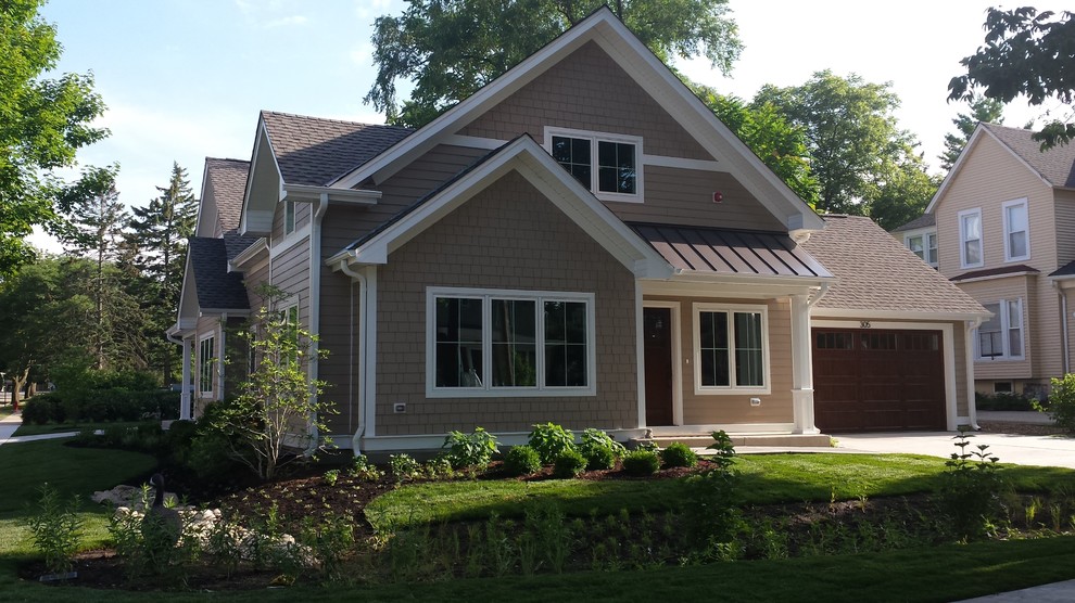 Esempio della facciata di una casa piccola beige american style a due piani con tetto a capanna