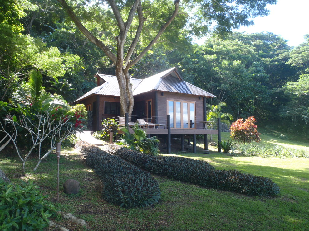 Idéer för att renovera ett tropiskt brunt hus, med allt i ett plan
