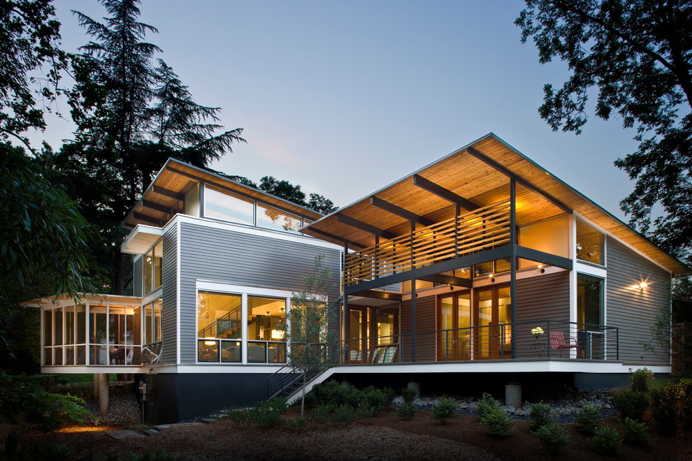 Свежая идея для дизайна: двухэтажный, деревянный, серый дом среднего размера в современном стиле - отличное фото интерьера