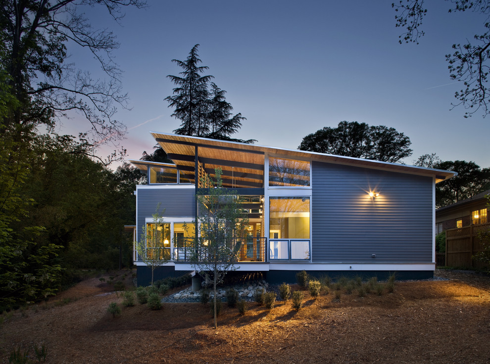 Idee per la facciata di una casa grigia contemporanea a due piani di medie dimensioni con rivestimento in legno