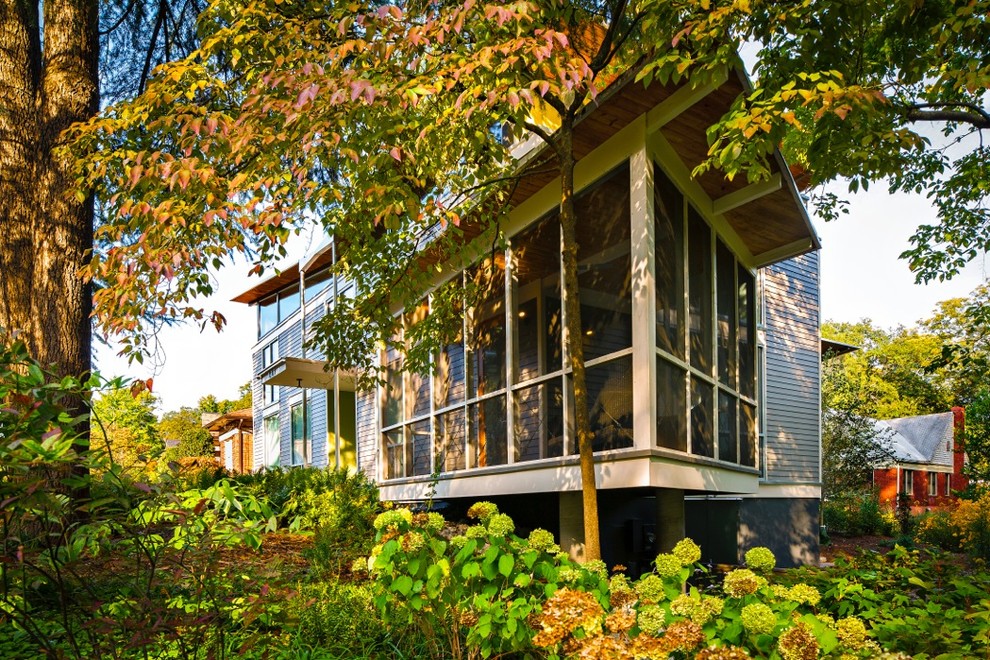 Mittelgroßes, Zweistöckiges Modernes Haus mit Faserzement-Fassade und grauer Fassadenfarbe in Atlanta