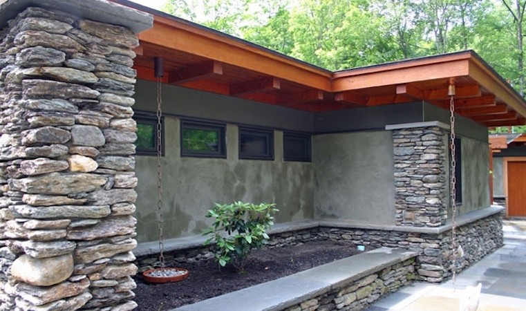 Пример оригинального дизайна: дом в современном стиле с облицовкой из цементной штукатурки