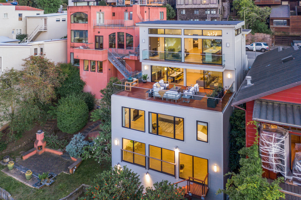 Großes, Vierstöckiges Modernes Haus mit grauer Fassadenfarbe und Flachdach in San Francisco