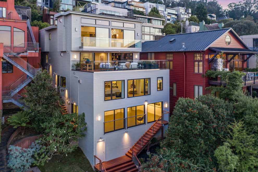 Großes, Vierstöckiges Modernes Haus mit grauer Fassadenfarbe und Flachdach in San Francisco