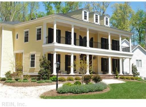 他の地域にある高級なミッドセンチュリースタイルのおしゃれな家の外観 (混合材サイディング、黄色い外壁) の写真