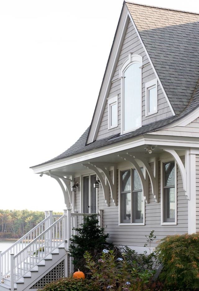 Mittelgroßes, Zweistöckiges Maritimes Haus mit grauer Fassadenfarbe, Satteldach und Schindeldach in Portland Maine