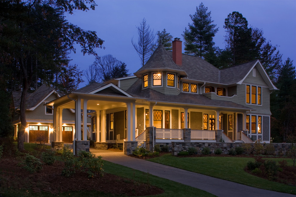Cette photo montre une grande façade de maison verte rétro en bois à un étage avec un toit à deux pans.