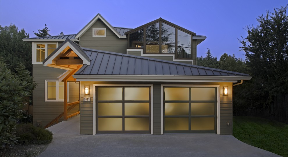 Стильный дизайн: трехэтажный, деревянный, зеленый дом среднего размера в современном стиле с двускатной крышей - последний тренд