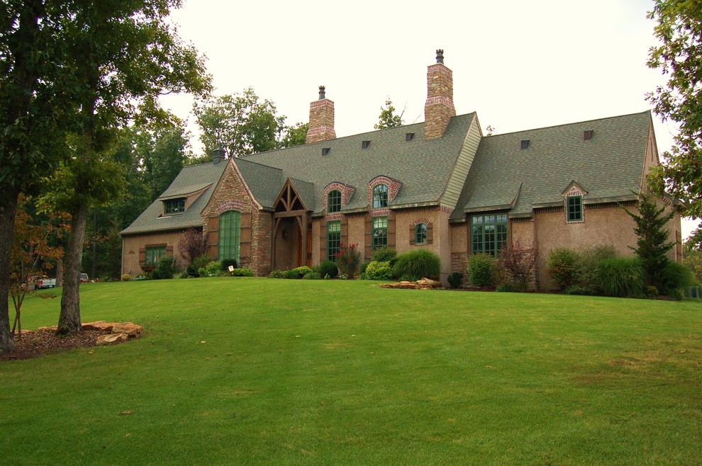 Inspiration pour une grande façade de maison rouge traditionnelle en brique à un étage avec un toit à deux pans.