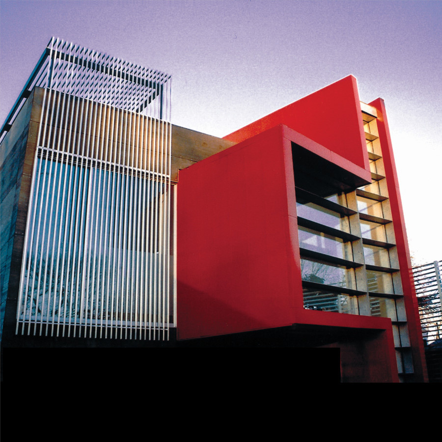 Foto de fachada roja actual grande de dos plantas con revestimientos combinados y tejado plano