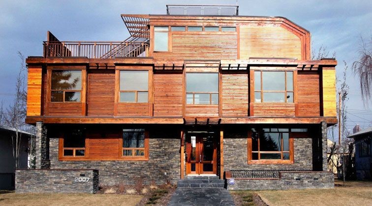 Источник вдохновения для домашнего уюта: огромный, трехэтажный, деревянный дом в стиле рустика