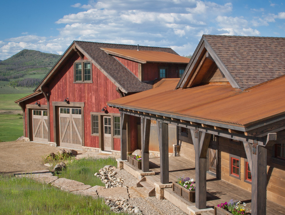 Zweistöckige Landhausstil Holzfassade Haus in Denver