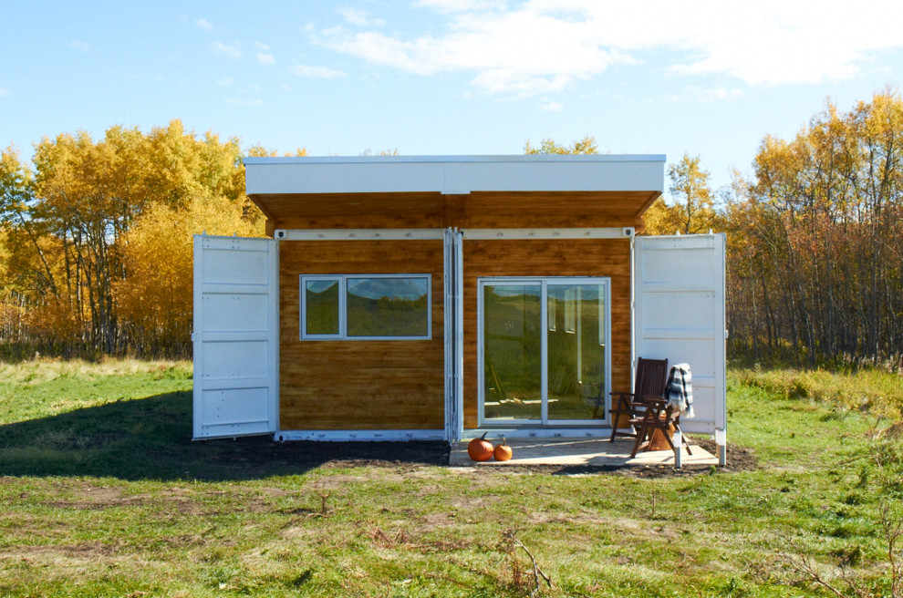 Свежая идея для дизайна: маленький, одноэтажный, белый дом из контейнеров, из контейнеров в стиле модернизм с облицовкой из металла и плоской крышей для на участке и в саду - отличное фото интерьера