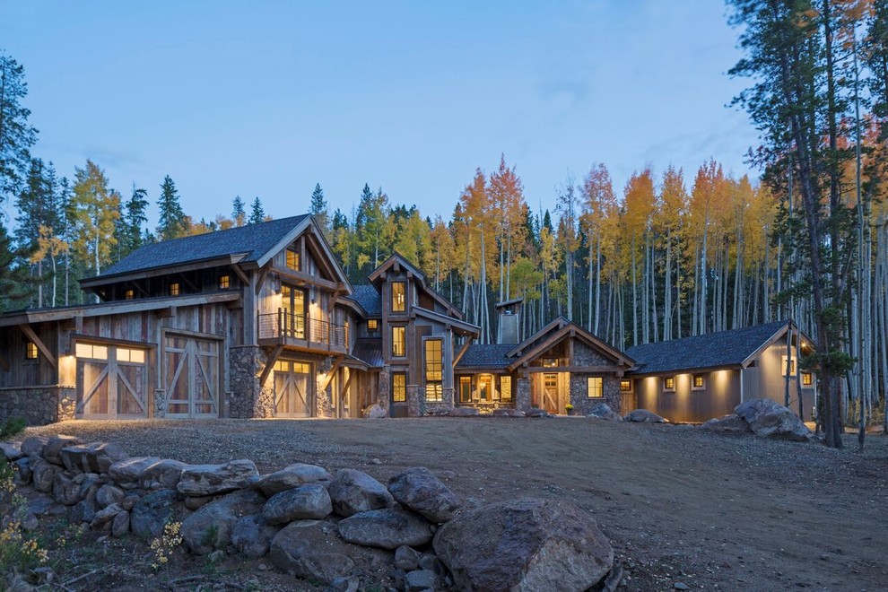 Aménagement d'une façade de maison beige montagne en bois de taille moyenne et à deux étages et plus avec un toit à croupette.