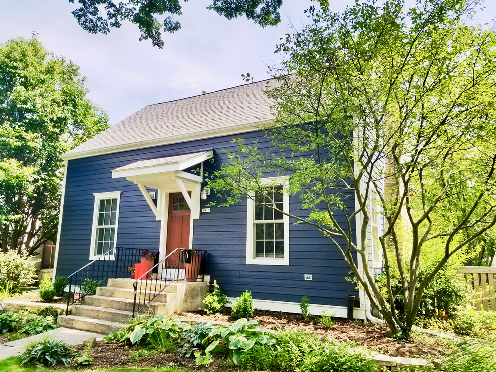 Aménagement d'une façade de maison bleue classique en panneau de béton fibré de taille moyenne et de plain-pied avec un toit à deux pans et un toit en shingle.