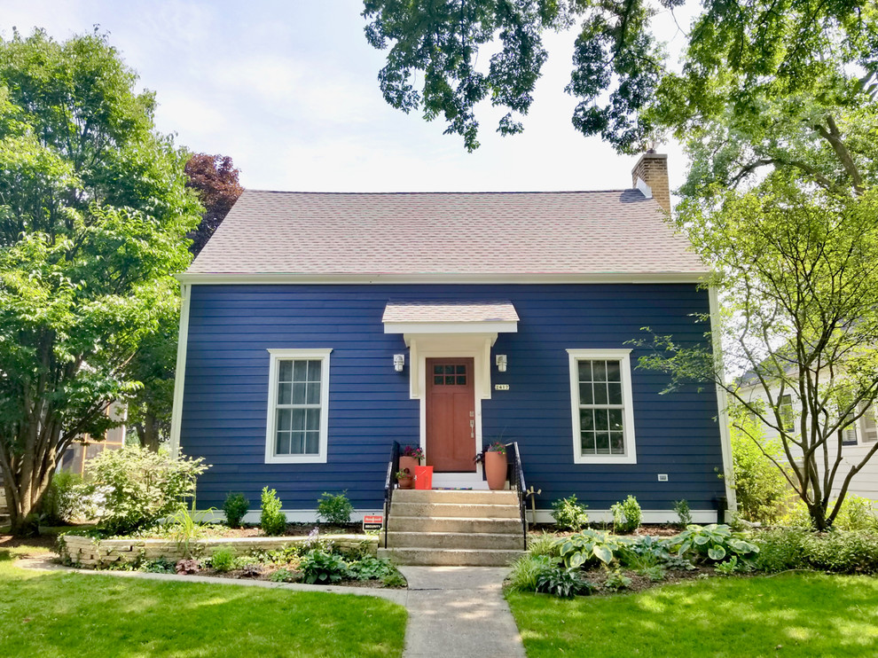 Mittelgroßes, Einstöckiges Klassisches Einfamilienhaus mit Faserzement-Fassade, blauer Fassadenfarbe, Satteldach und Schindeldach in Chicago