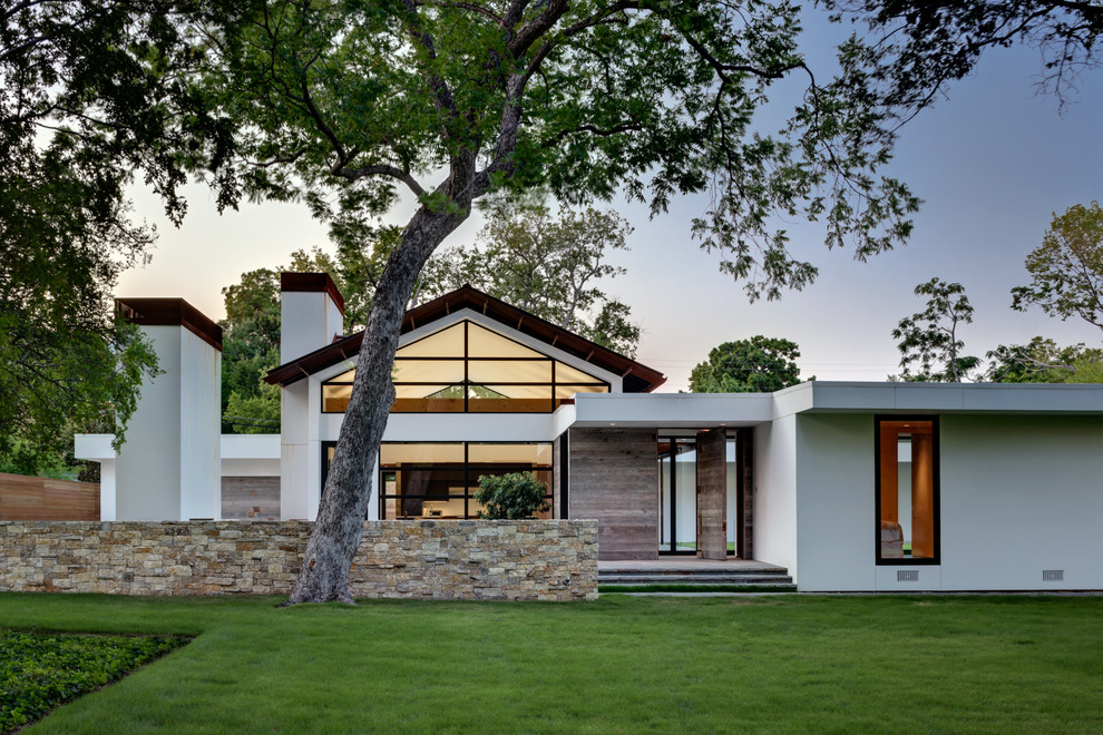 Свежая идея для дизайна: одноэтажный, белый дом в современном стиле с двускатной крышей - отличное фото интерьера