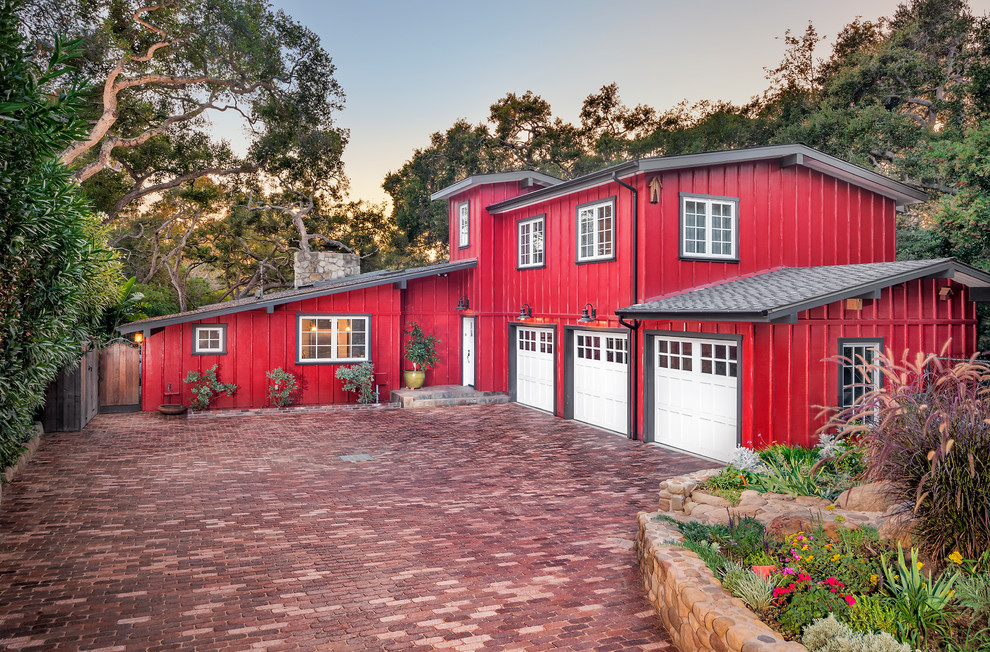 Zweistöckiges Landhaus Einfamilienhaus mit roter Fassadenfarbe, Satteldach und Schindeldach in Santa Barbara